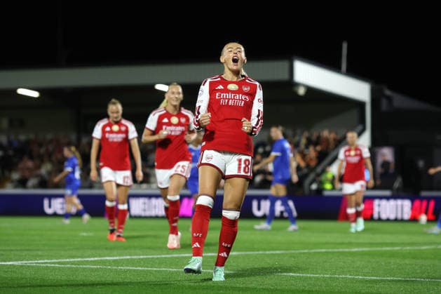 Arsenal gegen HB Koge Frauen, 22. September 2026, Borehamwood, UEFA Women’s Champions League: Arsenal gegen HB Koge Frauen. Chloe Kelly von Arsenal jubelt über das Führungstor, bevor es vom VAR aberkannt wird. Foto: Charlotte Wilson. Abseits. Borehamwood, Großbritannien.  Copyright: xCharlottexWilsonx xOffsidexOffside