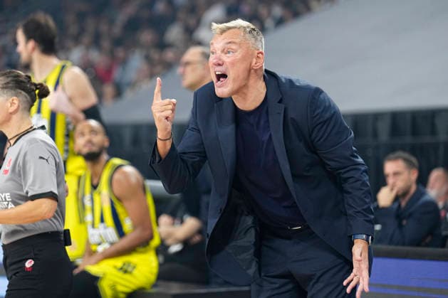Fenerbahce Tarfin v Besiktas 39th Turkish Presidential Cup Head Coach of Fenerbahce Tarfin, Saras Jasikevicius reacts during the 39th Turkish Presidential Cup match between Fenerbahce Tarfin and Besiktas on September 22, 2026 in Istanbul, Turkey. Istanbul Turkey Copyright: xYagizxGurtug PSxImagesxYagizxGurtug PSxImagesx