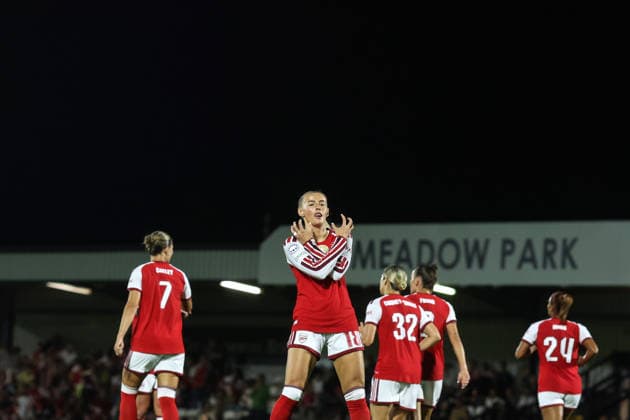 Arsenal gegen HB Koge Frauen, 22. September 2026, Borehamwood, UEFA Women’s Champions League: Arsenal gegen HB Koge Frauen. Chloe Kelly von Arsenal jubelt über das Führungstor, bevor es vom VAR aberkannt wird. Foto: Charlotte Wilson. Abseits. Borehamwood, Großbritannien.  Copyright: xCharlottexWilsonx xOffsidexOffside