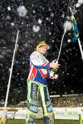 260922 Dackarna Malilla s Patryk Dudek celebrates after Game 2 of the Elitserien finals between Västervik and Dackarna Malilla on September 22, 2026, in Västervik  Copyright: OSCARxWALLIN BB260922BB617