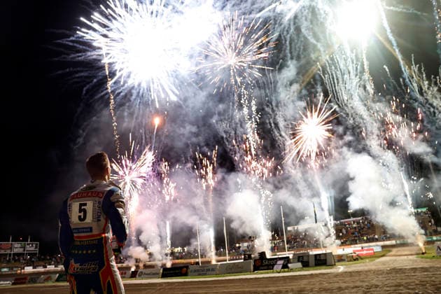 VÄSTERVIK, SWEDEN 20260922 Dackarna’s Andreas Lyager watches the fireworks after the victory in Tuesday’s decisive Swedish Speedway Championship final between Västervik and Dackarna at Hejla Arena in Västervik VÄSTERVIK SWEDEN x60160x  Copyright: xStefanxJerrevang TTx SPEEDWAY SM-FINAL VÄSTERVIK-DACKARNA