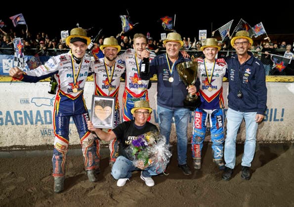 VÄSTERVIK, SWEDEN 20260922 Dackarna wins the Swedish Championship gold and lifts the trophy during Tuesday’s decisive Swedish Championship final in speedway between Västervik and Dackarna at Hejla Arena in Västervik VÄSTERVIK SWEDEN x60160x  Copyright: xStefanxJerrevang TTx SPEEDWAY SM FINAL VÄSTERVIK-DACKARNA