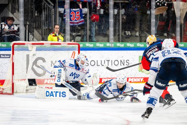 September 22, 2026 Ice Hockey Season 2026–2027 Penny DEL Nuremberg Ice Tigers Icetigers Adler Mannheim ThHa xthxhax Jake Hildebrand 30, Adler Mannheim blocks the puck from Tyler Spezia 37, Nuremberg Ice Tigers, NIT not