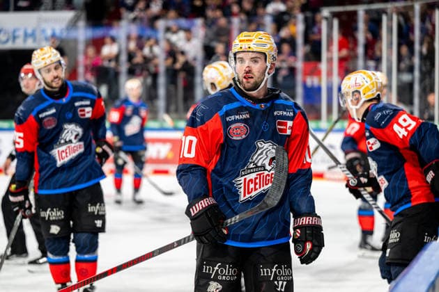 September 22, 2026 Ice Hockey Season 2026–2027 Penny DEL Nuremberg Ice Tigers Icetigers Adler Mannheim ThHa xthxhax Evan Barratt 10, Nuremberg Ice Tigers, NIT with blood on his face