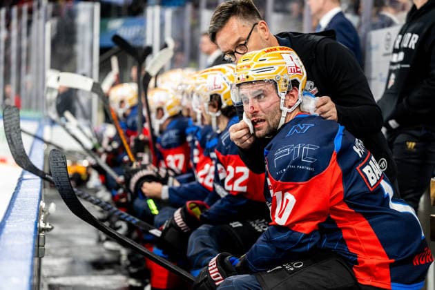 September 22, 2026 Ice Hockey Season 2026–2027 Penny DEL Nuremberg Ice Tigers Icetigers Adler Mannheim ThHa xthxhax Evan Barratt 10, Nuremberg Ice Tigers, NIT with blood on his face