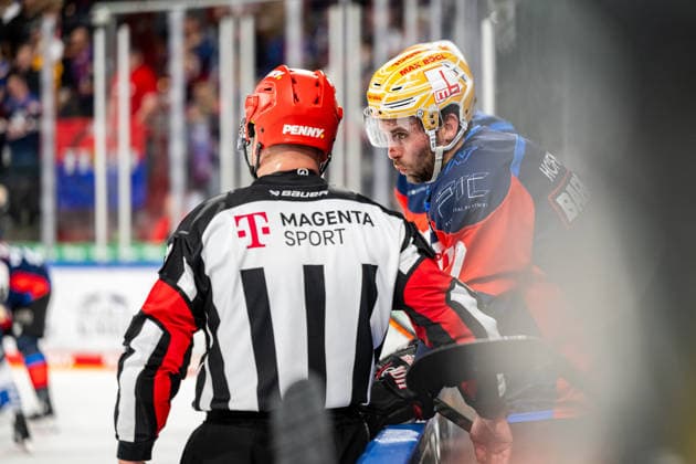 September 22, 2026 Ice Hockey Season 2026–2027 Penny DEL Nuremberg Ice Tigers Icetigers Adler Mannheim ThHa xthxhax Evan Barratt 10, Nuremberg Ice Tigers, NIT speaks with the referee