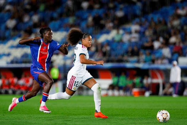 UEFA Women s Champions League - Real Madrid vs Paris Saint-Germain MADRID, SPAIN -September 22:Felicia Schroder of Real Madrid and Thiniba Samoura of Paris Saint-Germain in action during the UEFA Women s Champions League match between Real Madrid and Paris Saint-Germain at Alfredo Di Stefano stadium in Madrid.(Photo by Guille Martinez f22photo) Madrid Alfredo Di Stefano Stadium Spain Copyright: xGuillermoxMartinezx