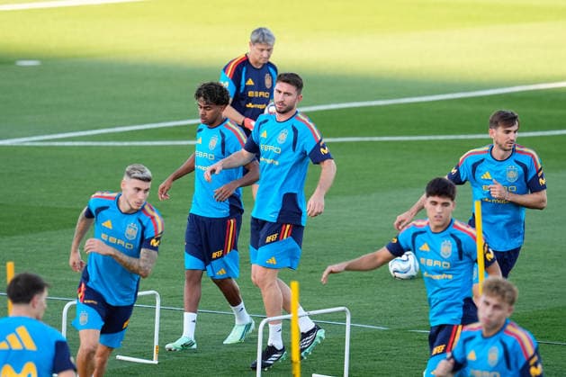 September 22, 2026, Las Rozas, Madrid, Spain: Aymeric Laporte and Lamine Yamal during the training session of Spain Team ahead of the UEFA Nations League 2026 27 matches against England, Croatia and Czech Republic at Ciudad del Futbol on September 22, 2026, in Las Rozas, Madrid, Spain. Las Rozas Spain - ZUMAa181 20260922_zaa_a181_122 Copyright: xDennisxAgyemanx