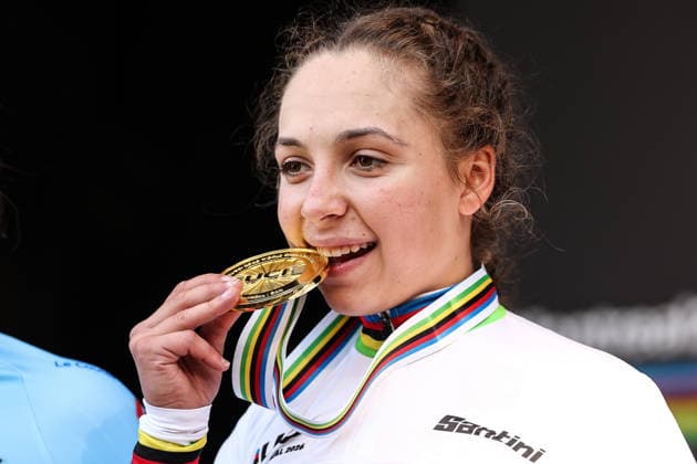 2026 UCI Road World Championships Picture by Alex Whitehead SWpix.com - 22 09 2026 - Cycling - 2026 UCI Road World Championships - MontrÃ al, Canada - Women Junior Individual Time Trial (ITT) Podium - Maria OkruciÅ ska (Poland) on the podium receiving the Gold Medal to become World Champion MontrÃ al Avenue du Parc Canada Copyright: x xSWpix.comx(t axPhotographyxHubxLtd)xAlexxWhitehead SWpix.comx SWP-3521-1811