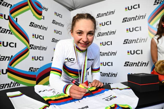 2026 UCI Road World Championships Picture by Simon Wilkinson SWpix.com - 22 09 2026 - Cycling - 2026 UCI Road World Championships - MontrÃ al, Canada - Women Junior Individual Time Trial (ITT) Podium - Maria OkruciÅ ska (Poland) Signs et santini world Champions Jersey after winning the Women Junior Individual Time Trial (ITT) MontrÃ al Avenue du Parc Canada Copyright: x xSWpix.comx(t axPhotographyxHubxLtd)xSimonxWilkinson SWpix.comx SWP-3521-1812