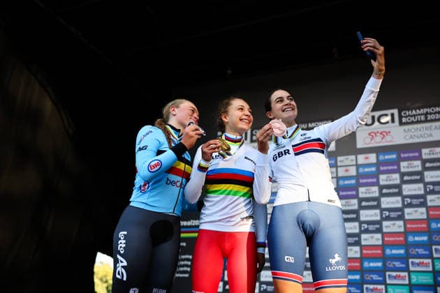 2026 UCI Road World Championships Picture by Alex Whitehead SWpix.com - 22 09 2026 - Cycling - 2026 UCI Road World Championships - MontrÃ al, Canada - Women Junior Individual Time Trial (ITT) Podium - Maria OkruciÅ ska (Poland) on the podium receiving the Gold Medal to become World Champion, Yana Decruyenaere (Belgium) receiving the Silver Medal and Aalia Clay (Great Britain) receiving the Bronze Medal MontrÃ al Avenue du Parc Canada Copyright: x xSWpix.comx(t axPhotographyxHubxLtd)xAlexxWhitehead SWpix.comx SWP-3521-1814