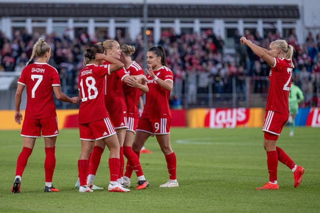 The Munich women celebrate Giulia Gwinn’s goal. FC Bayern Munich Women, 7–1 GER, FC Bayern Munich Women vs. Manchester City WFC, UEFA Women’s Champions League, group stage, Matchday 1, 2026–2027 season, September 22, 2026 DFL DFB regulations prohibit any use of photographs as image sequences and or quasi-video. Photo: HMB Media, Heike Feiner Copyright: HMBxMedia HeikexFeiner
