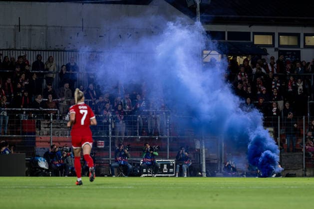 A blue Bengal fire in front of the GER fan section, FC Bayern Munich Women vs. Manchester City WFC, UEFA Women s Champions League, group stage, Matchday 1, 2026–2027 season, September 22, 2026. DFL and DFB regulations prohibit any use of photographs as image sequences and or quasi-video. Photo: HMB Media, Heike Feiner Copyright: HMBxMedia HeikexFeiner