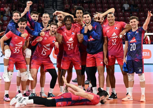 France Storms Into EuroVolley Semis With Dominant Straight-Sets Sweep Over Romania SOFIA, BULGARIA - SEPTEMBER 22: Players of the French national team, Nationalteam celebrate on court after defeating Romania in a straight-sets sweep (25-16, 25-19, 25-19) during the quarterfinals of the CEV Enel EuroVolley 2026 Men at the Arena 8888 Sofia in Sofia, Bulgaria, on September 22, 2026. The crucial victory avenges their pool play loss and launches the reigning Olympic champions into the final four. Sofia Bulgaria  Copyright: xArturxWidakx originalFilename:widak-francest260922_npzG2.jpg