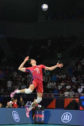 France Storms Into EuroVolley Semis With Dominant Straight-Sets Sweep Over Romania SOFIA, BULGARIA - SEPTEMBER 22: Theo Faure ( 21) of France launches high into the air, reaching maximum extension to deliver a blistering jump serve against Romania at the CEV Enel EuroVolley 2026 Men at Arena 8888 Sofia in Sofia, Bulgaria, on September 22, 2026. Sofia Bulgaria  Copyright: xArturxWidakx originalFilename:widak-francest260922_np4Un.jpg