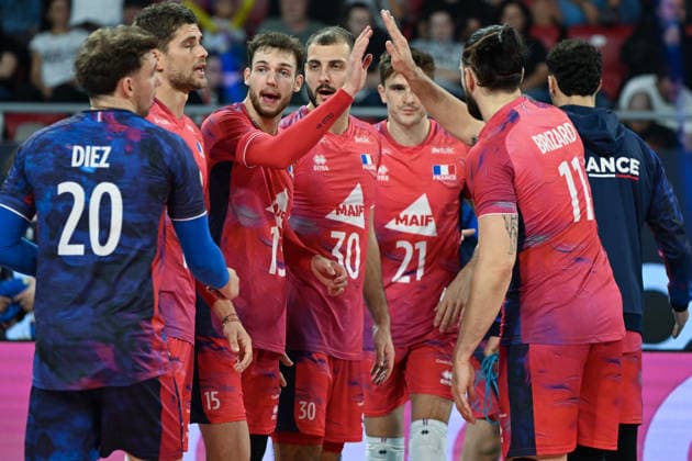 France Storms Into EuroVolley Semis With Dominant Straight-Sets Sweep Over Romania SOFIA, BULGARIA - SEPTEMBER 22: Benjamin Diez ( 20), Mathis Henno ( 15), Francois Huetz ( 30), Theo Faure ( 21), and Antoine Brizard ( 11) of France celebrate on court during a break in play against Romania at the CEV Enel EuroVolley 2026 Men at Arena 8888 Sofia in Sofia, Bulgaria, on September 22, 2026. Sofia Bulgaria  Copyright: xArturxWidakx originalFilename:widak-francest260922_np7MA.jpg