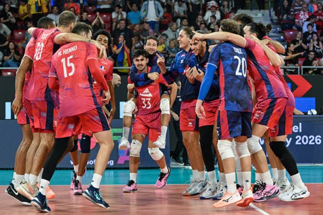 France Storms Into EuroVolley Semis With Dominant Straight-Sets Sweep Over Romania SOFIA, BULGARIA - SEPTEMBER 22: Players of the French national team, Nationalteam celebrate on court after defeating Romania in a straight-sets sweep (25-16, 25-19, 25-19) during the quarterfinals of the CEV Enel EuroVolley 2026 Men at the Arena 8888 Sofia in Sofia, Bulgaria, on September 22, 2026. The crucial victory avenges their pool play loss and launches the reigning Olympic champions into the final four. Sofia Bulgaria  Copyright: xArturxWidakx originalFilename:widak-francest260922_npoTh.jpg