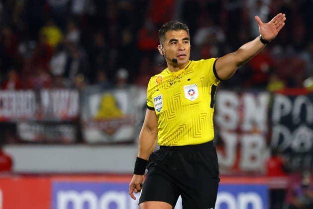Futbol, Audax Italiano vs Colo Colo. Octavos de Final, Copa Chile 2026. El arbitro Jose Cabero es fotografiado durante el partido de ida de la Copa Chile entre Audax Italiano contra Colo Colo disputado en el estadio Nacional de Santiago, Chile. 22 09 2026 Jonnathan Oyarzun Photosport Football, Audax Italiano vs Colo Colo. Round of 16, 2026 Copa Chile Championship. Referee Jose Cabero is pictured during the first leg of Copa Chile Championship match between Audax Italiano against Colo Colo at Nacional stadium in Santiago, Chile. 22 09 2026 Jonnathan Oyarzun Photosport Audax Italiano vs Colo Colo, Copa Chile 2026 