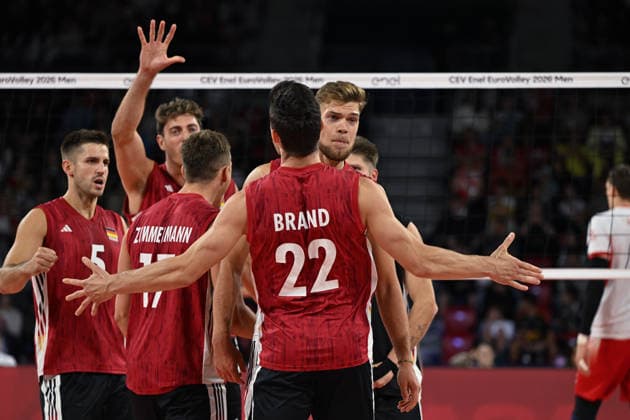 Poland And Germany Battle For Semifinal Spot At EuroVolley 2026 SOFIA, BULGARIA - SEPTEMBER 22: Tobias Brand ( 22) of Germany opens his arms to greet his teammates on court during a tactical break during their CEV Enel EuroVolley 2026 Men quarterfinal match at Arena 8888 Sofia in Sofia, Bulgaria, on September 22, 2026. Sofia Bulgaria  Copyright: xArturxWidakx originalFilename:widak-polandan260922_npzUJ.jpg