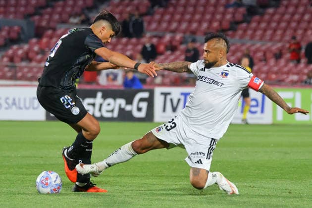 Futbol, Audax Italiano vs Colo Colo. Octavos de Final, Copa Chile 2026. El jugador de Colo Colo Arturo Vidal, derecha, disputa el balon contra Damian Pizarro de Audax Italiano durante el partido de ida de la Copa Chile disputado en el estadio Nacional de Santiago, Chile. 22 09 2026 Jonnathan Oyarzun Photosport Football, Audax Italiano vs Colo Colo. Round of 16, 2026 Copa Chile Championship. Colo Colo™s player Arturo Vidal, right, vies for the ball against Damian Pizarro of Audax Italiano during the first leg of Copa Chile Championship match at Nacional stadium in Santiago, Chile. 22 09 2026 Jonnathan Oyarzun Photosport Audax Italiano vs Colo Colo, Copa Chile 2026