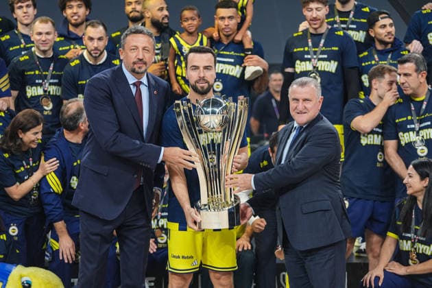 Fenerbahce Tarfin celebrates Presidents Cup Victory ISTANBUL, TURKIYE - SEPTEMBER 22: Head coach Sarunas Jasikevicius of Fenerbahce celebrates after winning the 39th Men s Presidents Cup by defeating Besiktas at Sinan Erdem Sports Hall in Istanbul, Turkiye, on September 22, 2026. Turkish Youth and Sports Minister Osman Askin Bak (R) and Turkish Basketball Federation President Hidayet Turkoglu (L) attended the ceremony. Cemal Yurttas Anadolu Istanbul Turkey. Editorial use only. Please get in touch for any other usage.  Copyright: x2026xAnadoluxCemalxYurttasx