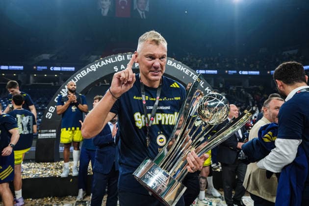 Fenerbahce Tarfin celebrates Presidents Cup Victory ISTANBUL, TURKIYE - SEPTEMBER 22: Head coach Sarunas Jasikevicius of Fenerbahce celebrates after winning the 39th Men s Presidents Cup by defeating Besiktas at Sinan Erdem Sports Hall in Istanbul, Turkiye, on September 22, 2026. Cemal Yurttas Anadolu Istanbul Turkey. Editorial use only. Please get in touch for any other usage.  Copyright: x2026xAnadoluxCemalxYurttasx
