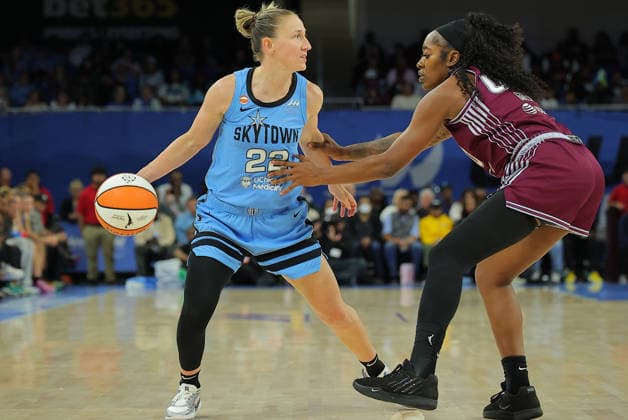 CHICAGO, IL - SEPTEMBER 22: Zaay Green 00 of the Toronto Tempo guards Courtney Vandersloot 22 of the Chicago Sky during the second half on September 22, 2026 at Wintrust Arena in Chicago, Illinois. (Photo by Melissa Tamez Icon Sportswire) WNBA, Basketball Damen, USA SEP 22 Toronto Tempo at Chicago Sky EDITORIAL USE ONLY Icon260922018