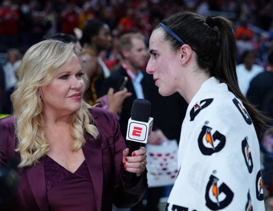 INDIANAPOLIS, IN - SEPTEMBER 22: Indiana Fever guard Caitlin Clark (22) does an interview with ESPN sideline reporter Holly Rowe after defeating the Minnesota Lynx on September 22, 2026, at Gainbridge Fieldhouse in Indianapolis, Indiana. (Photo by Brian Spurlock Icon Sportswire) WNBA, Basketball Damen, USA SEP 22 Minnesota Lynx at Indiana Fever EDITORIAL USE ONLY Icon26092210