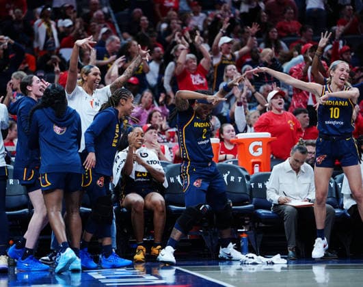 INDIANAPOLIS, IN - SEPTEMBER 22: Indiana Fever bench reacts after Kelsey Mitchell (0) made a 3 point shot to keep her consecutive 20 points a game scoring streak alive during a game against the Minnesota Lynx on September 22, 2026, at Gainbridge Fieldhouse in Indianapolis, Indiana. (Photo by Brian Spurlock Icon Sportswire) WNBA, Basketball Damen, USA SEP 22 Minnesota Lynx at Indiana Fever EDITORIAL USE ONLY Icon26092246