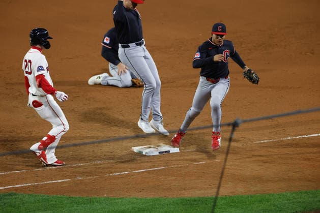 Cleveland Guardians second baseman Travis Bazzana, right, tags first base before Boston Red Sox s Nick Sogard, left, reaches as Cleveland Guardians pitcher Cade Smith covers, during the ninth inning at Fenway Park in Boston, Massachusetts on Tuesday, September 22, 2026. BOP20260922218 CJxGUNTHER