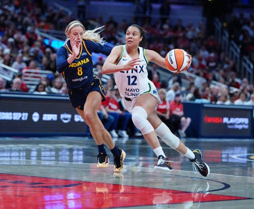 INDIANAPOLIS, IN - SEPTEMBER 22: Minnesota Lynx forward Nia Brodie (12) drives to the basket against Indiana Fever guard Sophie Cunningham (8) on September 22, 2026, at Gainbridge Fieldhouse in Indianapolis, Indiana. (Photo by Brian Spurlock Icon Sportswire) WNBA, Basketball Damen, USA SEP 22 Minnesota Lynx at Indiana Fever EDITORIAL USE ONLY Icon26092261