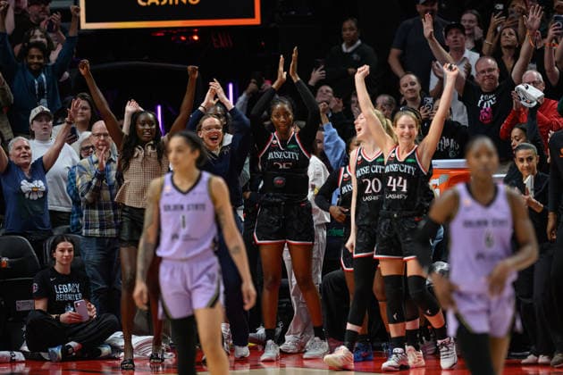 Portland, Oregon - September 22nd: Portland Fire bench celebrates during the Womens National Basketball Association game between Portland Fire and Golden State Valkyries at Moda Center on September 22nd, 2026 in Portland, Oregon. Copyright: xDanteyxBuitureidax xSPPx Sportspressphoto_SPR237530