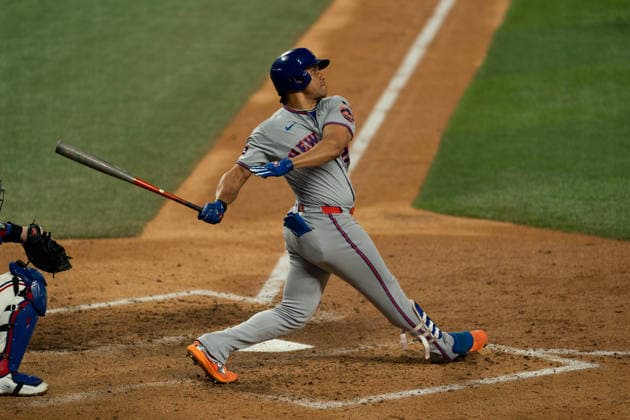 New York Mets Vs Texas Rangers - September 22, 2026 Juan Soto of the New York Mets swings at a pitch during the game between the New York Mets and Texas Rangers at Globe Life Field in Arlington, Texas, on September 22, 2026. Arlington Texas United States  Copyright: xSethxGarberx originalFilename:garber-newyorkm260922_np2PQ.jpg