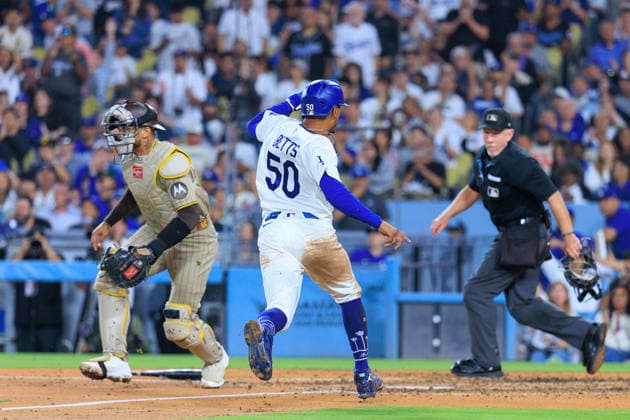 September 22, 2026, Los Angeles, California, USA: Mookie Betts 50 of the Los Angeles Dodgers scores on a single by Freddie Freeman 5 in the fourth inning during a regular-season MLB, Baseball Herren, USA game against the San Diego Padres on Tuesday September 22, 2026 at Dodger Stadium in Los Angeles, California. Dodgers defeat Padres, 7-0. JAVIER ROJAS PI Los Angeles USA - ZUMAp124 20260922_zaa_p124_011 Copyright: xJavierxRojasx