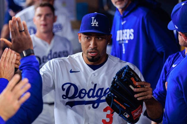 September 22, 2026, Los Angeles, California, USA: Relief pitcher, Edwin Diaz 3 of the Los Angeles Dodgers is congratulated in the dugout during a regular-season MLB, Baseball Herren, USA game against the San Diego Padres on Tuesday September 22, 2026 at Dodger Stadium in Los Angeles, California. Dodgers defeat Padres, 7-0. JAVIER ROJAS PI Los Angeles USA - ZUMAp124 20260922_zaa_p124_019 Copyright: xJavierxRojasx