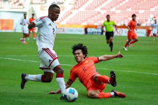(260923) -- TOYOTA, Sept. 23, 2026 -- Hu Hetao (R) of China vies with Mubarak Bani Zamah of the United Arab Emirates during the group B match of men s football between China and the United Arab Emirates at 20th Asian Games Aichi-Nagoya 2026 in Toyota of Aichi Prefecture, Japan, Sept. 23, 2026. ) (SP)JAPAN-TOYOTA-ASIAN GAMES-FOOTBALL-MEN S GROUP-CHN VS UAE JiaxHaocheng 