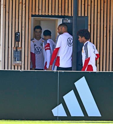 September 23, 2026, German National Soccer Team (DFB), training camp in Herzogenaurach, at the ADIDAS headquarters, ahead of the UEFA Nations League matches; from left: Jamal Musiala, Jonathan Tah (Germany), and Karim Adeyemi (Germany) are heading to the restroom