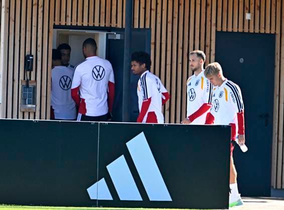 September 23, 2026, DFB German National Soccer Team, training camp in Herzogenaurach, at the ADIDAS headquarters, ahead of the UEFA Nations League matches; from left: Jamal Musiala, Jonathan Tah (Germany), Karim Adeyemi, Max Rosenfelder (Germany) are going to the restroom