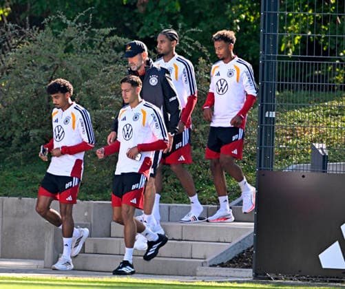 September 23, 2026, German National Soccer Team (DFB), training camp in Herzogenaurach, at the ADIDAS headquarters, ahead of the UEFA Nations League matches; from left: Nathaniel Brown (Germany), Coach Jürgen Klopp (Germany), Younes Ebnoutalib (Germany), Kevin Schade (Germany) Bambase Conte