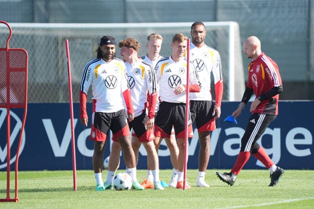 Serge Gnabry, Philipp Treu, Germany, Chris Führich, Joshua Kimmich, Germany, Jonathan Tah Germany with athletic trainer Krunoslav Banovcic Germany Herzo Base September 23, 2026 German National Team Nations League Final Training Session Home Ground, HerzoBase, World of Adidas, Herzogenaurach