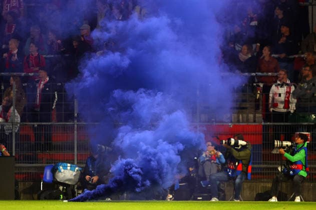 Football Women Uefa Champions League 2026 - 2027 Bayern Munchen vs Manchster City Fans throw smoke bombs onto the pitch during the Women Uefa Champions League 2026 - 2027 football match between Bayern Munchen and Manchester City at Sportpark Stadium in Unterhaching , Bayern , Germany . September 22th , 2026 Copyright: xDavidexEliasx