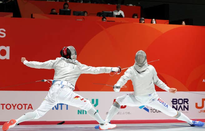 (260923) -- TOKYO, Sept. 23, 2026 -- Shen Chenpeng (L) of China competes with Oh Sanguk of South Korea during the men s sabre final at the 20th Asian Games Aichi-Nagoya 2026 in Tokyo, Japan, Sept. 23, 2026. ) (SP)JAPAN-NAGOYA-ASIAN GAMES-FENCING-MEN S SABRE INDIVIDUAL-FINAL YaoxQilin 