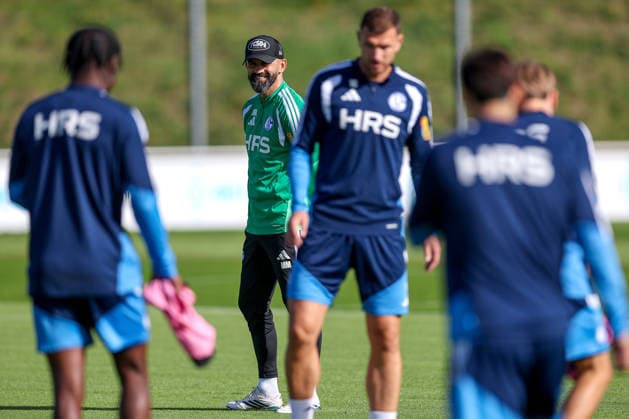 September 23, 2026, Soccer, FC Schalke 04 practice; Coach Miron Muslic of FC Schalke 04 smiling next to Edin Dzeko of FC Schalke 04; FC Schalke 04 training facility in Gelsenkirchen; FC Schalke 04, North Rhine-Westphalia, Germany; xRHR PHOTO YYx Copyright: RHR-FOTOx RHR-FOTO YY