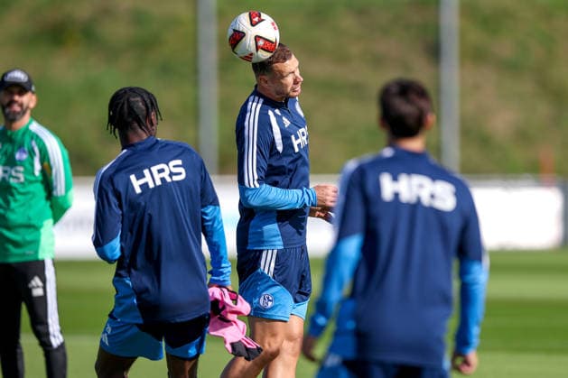 September 23, 2026, Soccer, FC Schalke 04 practice, Edin Dzeko, FC Schalke 04, header, Gelsenkirchen, FC Schalke 04 training facility, North Rhine-Westphalia, Germany, xRHR, PHOTO YYx Copyright: RHR-FOTOx RHR-FOTO YY
