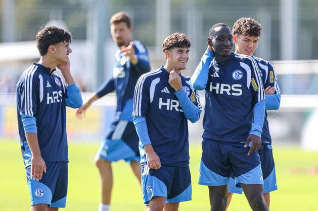 September 23, 2026, Soccer, FC Schalke 04 practice: Edion Gashi next to Junior Adamu at the FC Schalke 04 training facility in Gelsenkirchen, North Rhine-Westphalia, Germany xRHR PHOTO YYx Copyright: RHR-FOTOx RHR-FOTO YY