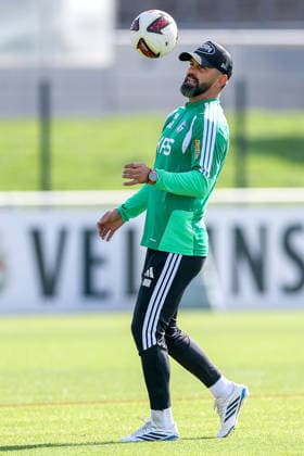 September 23, 2026, Soccer, FC Schalke 04 practice; Coach Miron Muslic; FC Schalke 04 practices with the ball on the training field in Gelsenkirchen; FC Schalke 04 training facility, North Rhine-Westphalia, Germany; xRHR PHOTO YYx Copyright: RHR-FOTOx RHR-FOTO YY