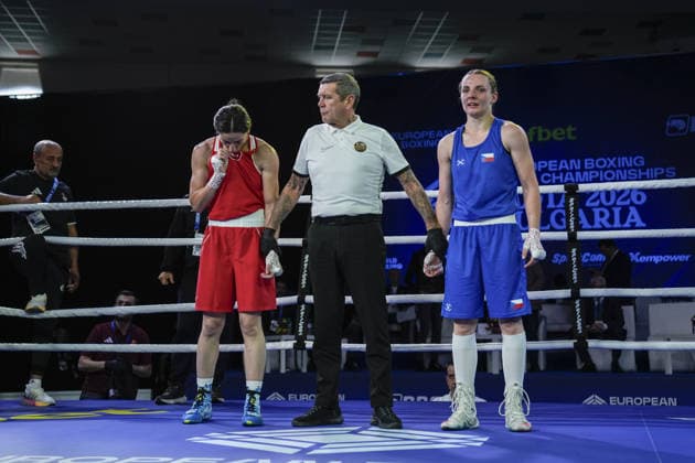 2026 European Boxing Championships SOFIA, BULGARIA - SEPTEMBER 23: Turkish boxer Gizem Ozer (red) wins after competing against Barbora Maxova of the Czech Republic (blue) during their women s 60kg bout at the 2026 European Boxing Championships held at Asics Arena in Sofia, Bulgaria on September 23, 2026. Osmancan Gurdogan Anadolu Sofia Bulgaria. Editorial use only. Please get in touch for any other usage.  Copyright: x2026xAnadoluxOsmancanxGurdoganx