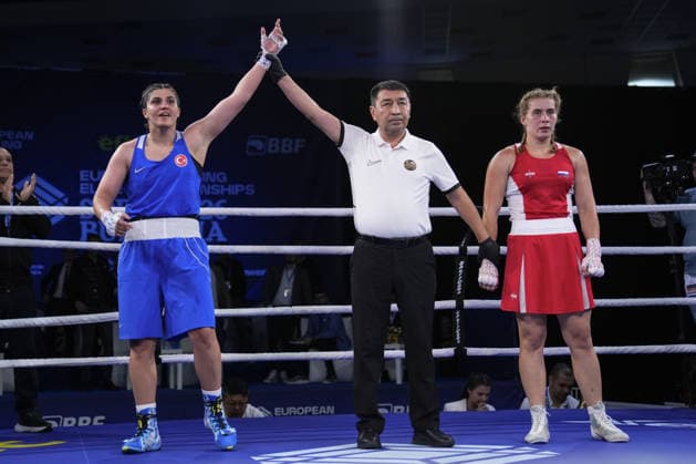 2026 European Boxing Championships SOFIA, BULGARIA - SEPTEMBER 20: Referee raises the arm of Busenaz Surmeneli of Turkiye (blue) as she is declared the winner of the Women s 70kg category match Nadezhda Golubeva of Russia (red) during the 2026 European Boxing Championships held at the Asics Arena in Sofia, Bulgaria, on September 23, 2026. Osmancan Gurdogan Anadolu Sofia Bulgaria. Editorial use only. Please get in touch for any other usage.  Copyright: x2026xAnadoluxOsmancanxGurdoganx