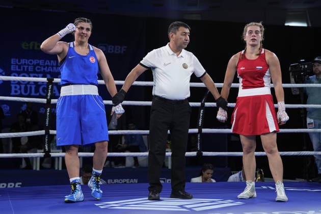 2026 European Boxing Championships SOFIA, BULGARIA - SEPTEMBER 20: Referee raises the arm of Busenaz Surmeneli of Turkiye (blue) as she is declared the winner of the Women s 70kg category match Nadezhda Golubeva of Russia (red) during the 2026 European Boxing Championships held at the Asics Arena in Sofia, Bulgaria, on September 23, 2026. Osmancan Gurdogan Anadolu Sofia Bulgaria. Editorial use only. Please get in touch for any other usage.  Copyright: x2026xAnadoluxOsmancanxGurdoganx