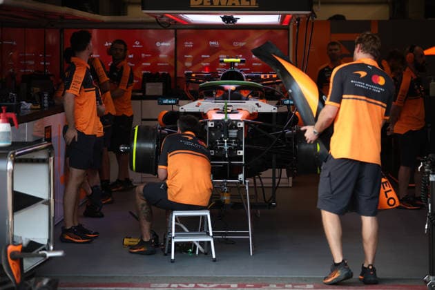 F1 - AZERBAIJAIN GRAND PRIX 2026 McLaren F1 Team mechanic, mecanicien, mechanics during the 2026 Formula 1 Azerbaijan Grand Prix, 15th round of the 2026 Formula One World Championship, WM, Weltmeisterschaft from September 24 to 26, 2026 on the Baku City Circuit, in Baku, Azerbaijan - BakuAzerbaijan  Copyright: xEricxAlonsox
